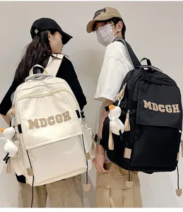 Une vue arrière d'un couple portant de grands sacs à dos de couleurs blanc et noir