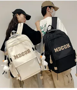 Vue détaillée de sacs à dos à rabat grande capacité en beige et noir portés.
