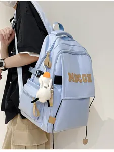 Vue latérale détaillée du sac à dos bleu clair à grande capacité avec patch de lettres