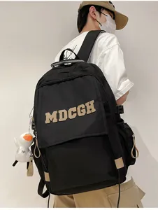 Grand sac à dos de banlieue noir avec lettrage MDCGH et un joli charme de canard