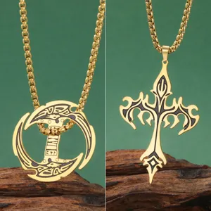 Vue détaillée des pendentifs marteau de Thor et croix gothique en acier inoxydable doré