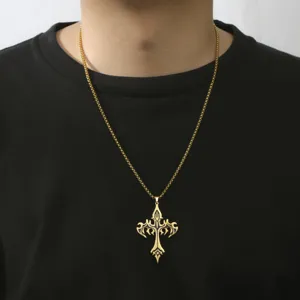 Vue détaillée d'un pendentif croix tribal Viking nordique doré sur un mannequin