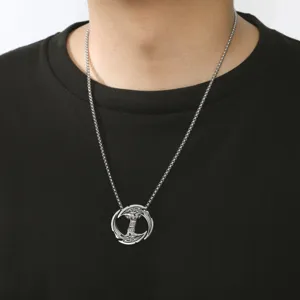 Gros plan d'un collier avec pendentif Mjolnir viking pour homme en acier inoxydable.