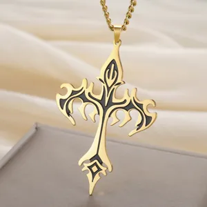 Vue détaillée d'un pendentif croix viking dorée avec une incrustation d'émail noir