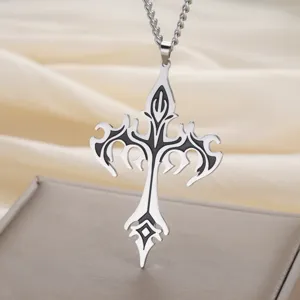 Gros plan d'un pendentif en croix gothique en acier inoxydable avec émail noir.