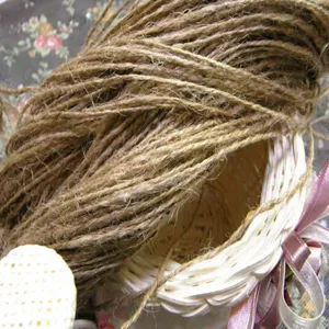 Detailaufnahme von naturbraunem 2-strängigem Juteseil für kreative DIY-Bastelarbeiten