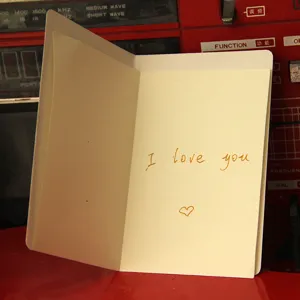 Interno per biglietto d'auguri color crema con scritta I love you su sfondo retrò rosso