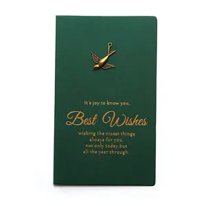 Biglietto d'auguri vintage verde con lamina d'oro Best Wishes e ciondolo rondine