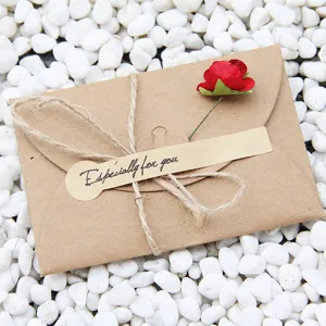 Biglietto d'auguri in carta kraft fatto a mano con rosa rossa e spago per insegnanti