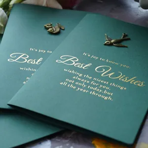 Biglietto d'auguri vintage verde scuro con scritta Best Wishes dorata e ciondolo uccello