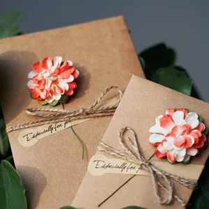 Biglietti d'auguri in carta kraft con fiori secchi e adesivo 'Especially for you'