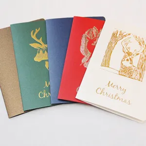 Juego de tarjetas navideñas doradas con motivos de renos en varios colores