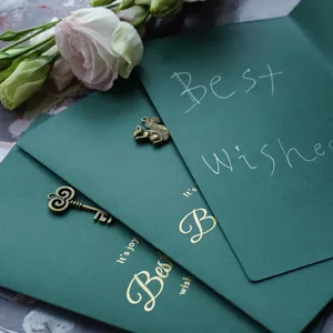 Set di biglietti d'auguri vintage verde scuro con lamina d'oro e ciondoli in metallo bronzo