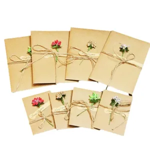 Biglietti d'auguri in carta kraft fatti a mano con fiori secchi e spago rustico