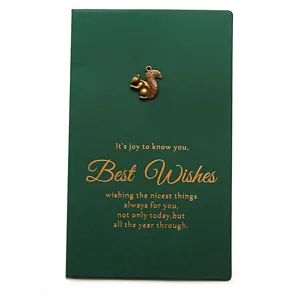 Biglietto d'auguri vintage verde scuro con ciondolo a scoiattolo e scritte in lamina d'oro