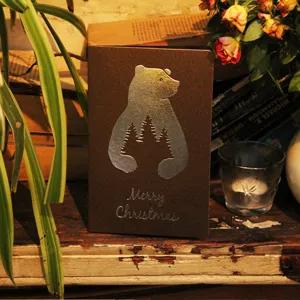 Tarjeta de felicitación navideña con oso polar dorado y texto Merry Christmas en relieve