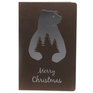 Elegante tarjeta de Navidad marrón oscuro con silueta de oso polar en papel de plata