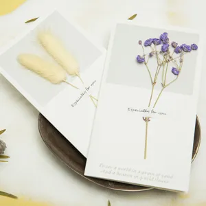 Biglietti di ringraziamento minimalisti fatti a mano con fiori secchi e lagurus
