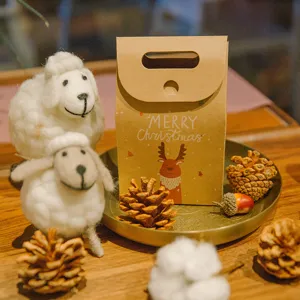 Retro kraftpapier kerstcadeauzakje met rendier en feestelijke decoratie.