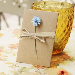 Biglietto d'auguri vintage in carta kraft con fiore blu fatto a mano e spago di iuta