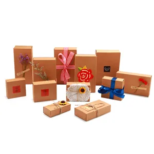 Scatole regalo ecologiche in carta kraft di varie dimensioni con nastri decorativi