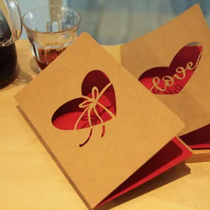 Biglietto d'auguri vintage in carta kraft tagliato al laser con cuore e 'love'