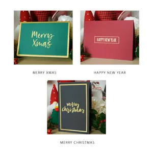 Detalle de tres tarjetas de felicitación minimalistas de Navidad y Año Nuevo con pan de oro
