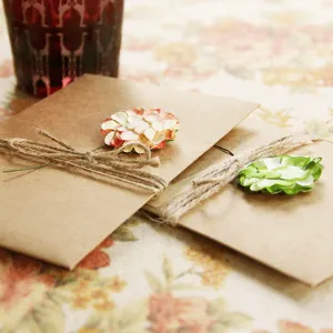Biglietto d'auguri vintage in carta kraft fai-da-te con fiori decorativi e spago