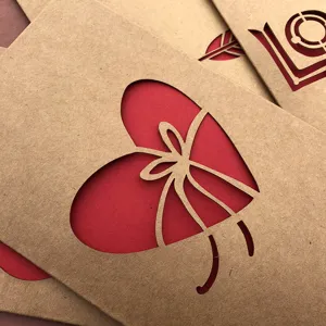Squisito biglietto di auguri in carta kraft tagliato al laser con cuore e inserto rosso