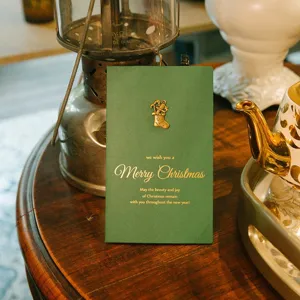 Carte de Noël verte faite main avec texte en dorure et breloque en métal vintage