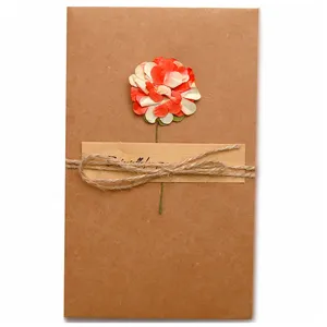 Biglietto d'auguri vintage in carta kraft con fiore essiccato a mano e spago rustico