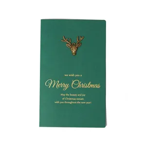 Carte de vœux de Noël vert foncé avec une tête de cerf en métal bronze vintage.