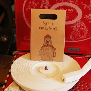 Sac cadeau de Noël vintage en papier kraft avec ours et texte Merry Christmas
