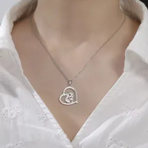 Detail van een zilveren roestvrijstalen hartketting met een eekhoorn hanger op een model.