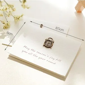 Mini carte de vœux pliante vintage avec ornement d'horloge en métal, mesurant 8,5x6 cm