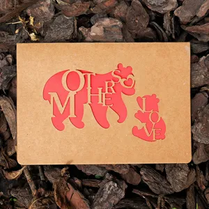 Vintage kraftpapier wenskaart met lasergesneden beren en tekst Mother's Love
