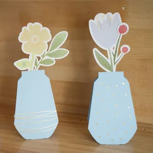 Belles cartes de vœux 3D en forme de vase à fleurs avec élégants accents de dorure et découpes