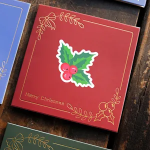Mini biglietto di Natale quadrato con bordo in lamina d'oro e motivo di agrifoglio rosso