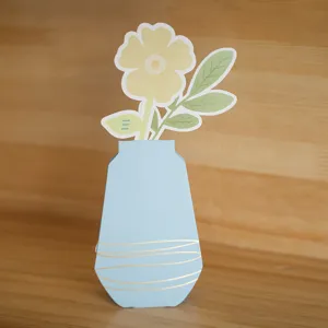 Carte de vœux 3D pop-up avec fleur jaune dans un vase bleu et détails dorés brillants