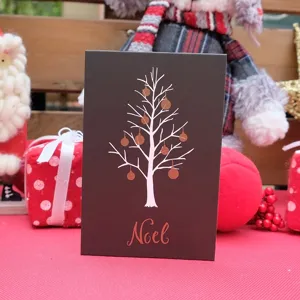 Elegante biglietto di auguri di Natale nero con albero bianco e testo Noel in rame