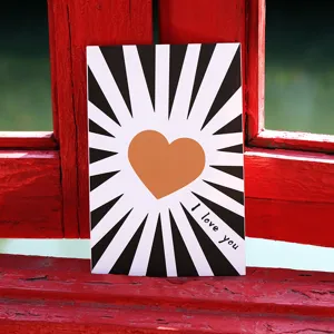 Tarjeta romántica de San Valentín con corazón y texto I Love You sobre madera roja
