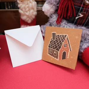 Biglietto di auguri di Natale quadrato in carta kraft con casetta di pan di zenzero.