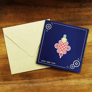 Biglietto di auguri quadrato blu navy Happy New Year con nodo cinese e busta in kraft