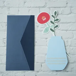 Carte de vœux 3D fleurs avec un design de vase bleu unique et une enveloppe foncée élégante