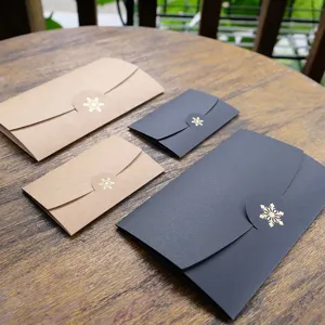 Eleganti buste kraft e nere con fiocco di neve in lamina d'oro per biglietti di Natale