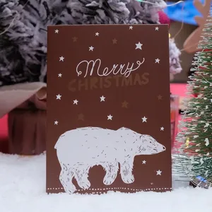Biglietto di auguri di Natale marrone con orso polare e testo Merry Christmas