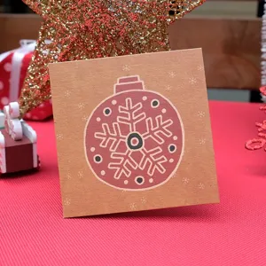 Biglietto di auguri natalizio quadrato in carta kraft con decoro a fiocco di neve.