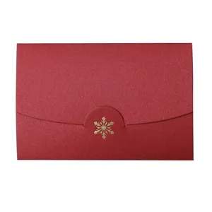 Elegante busta di Natale in carta perlata rossa con motivo a fiocco di neve dorato