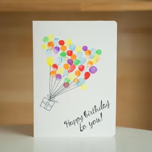 Tarjeta de felicitación de cumpleaños DIY hecha a mano con globos de colores vibrantes