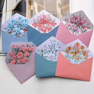 Set di buste da sposa di alta gamma con motivi floreali primaverili ad acquerello